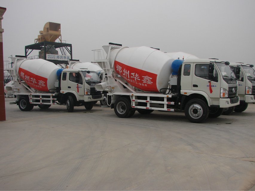 拓泰重工機械廠區停放的2輛混凝土罐車